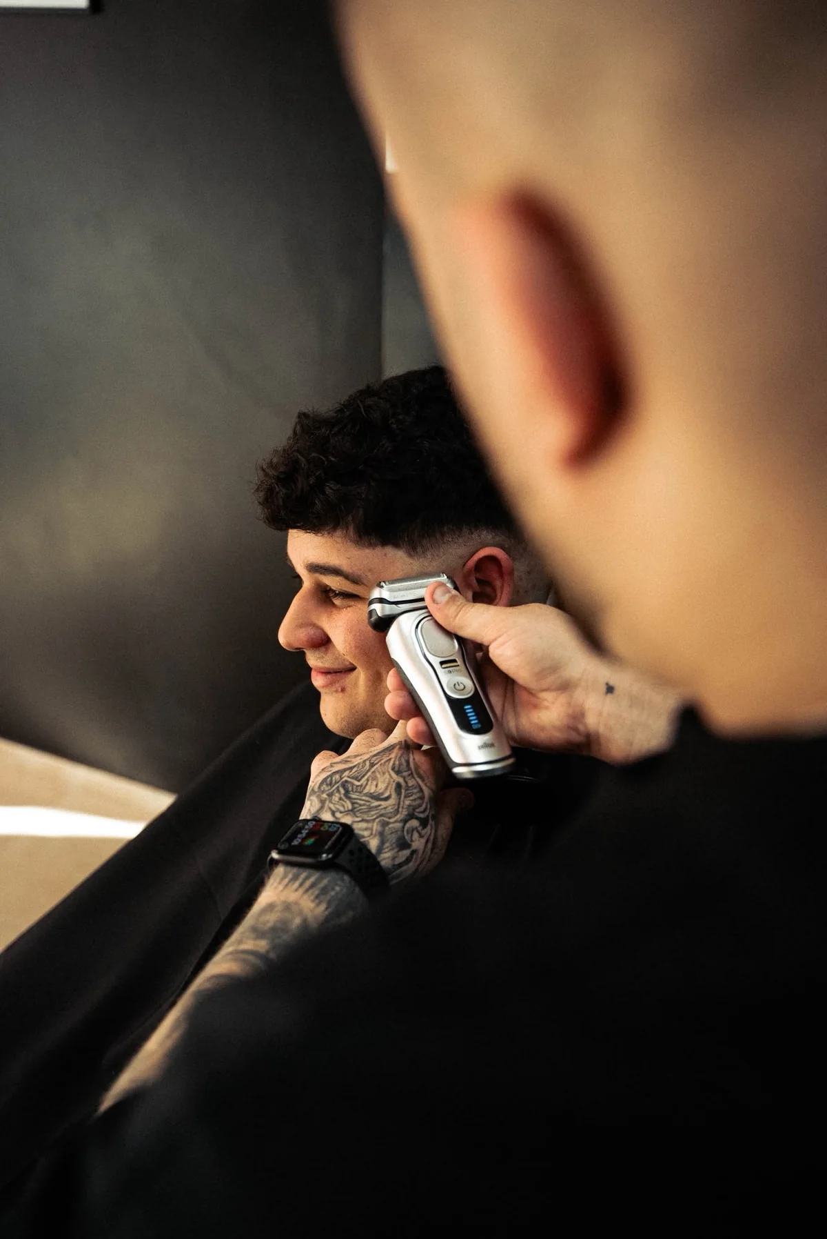 Apurado y perfilado de barba con máquina en la barbería Pepe The Barber de La Carlota