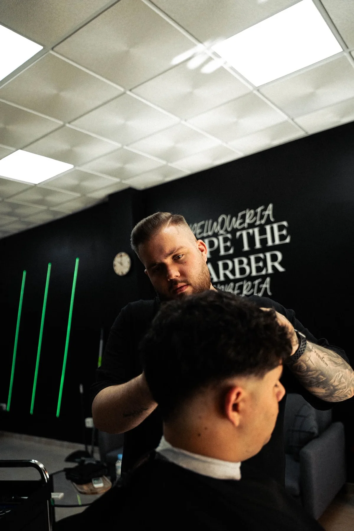 Corte de pelo moderno en la barbería Pepe The Barber de La Carlota, Córdoba