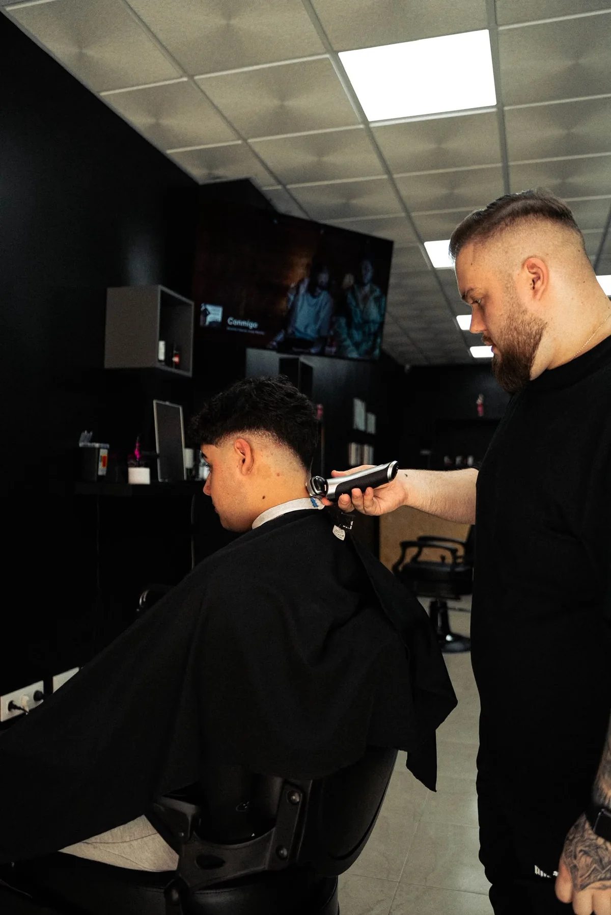 José Antonio Carmona, barbero de Pepe The Barber, perfilando la nuca de un cliente en La Carlota