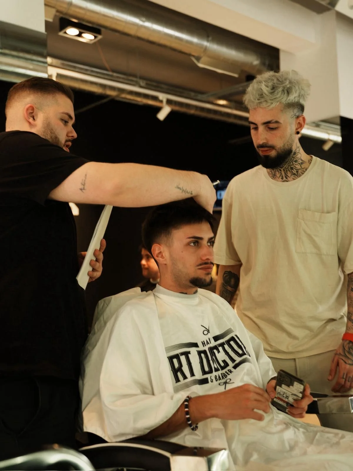 Barberos trabajando con clientes en Pepe The Barber