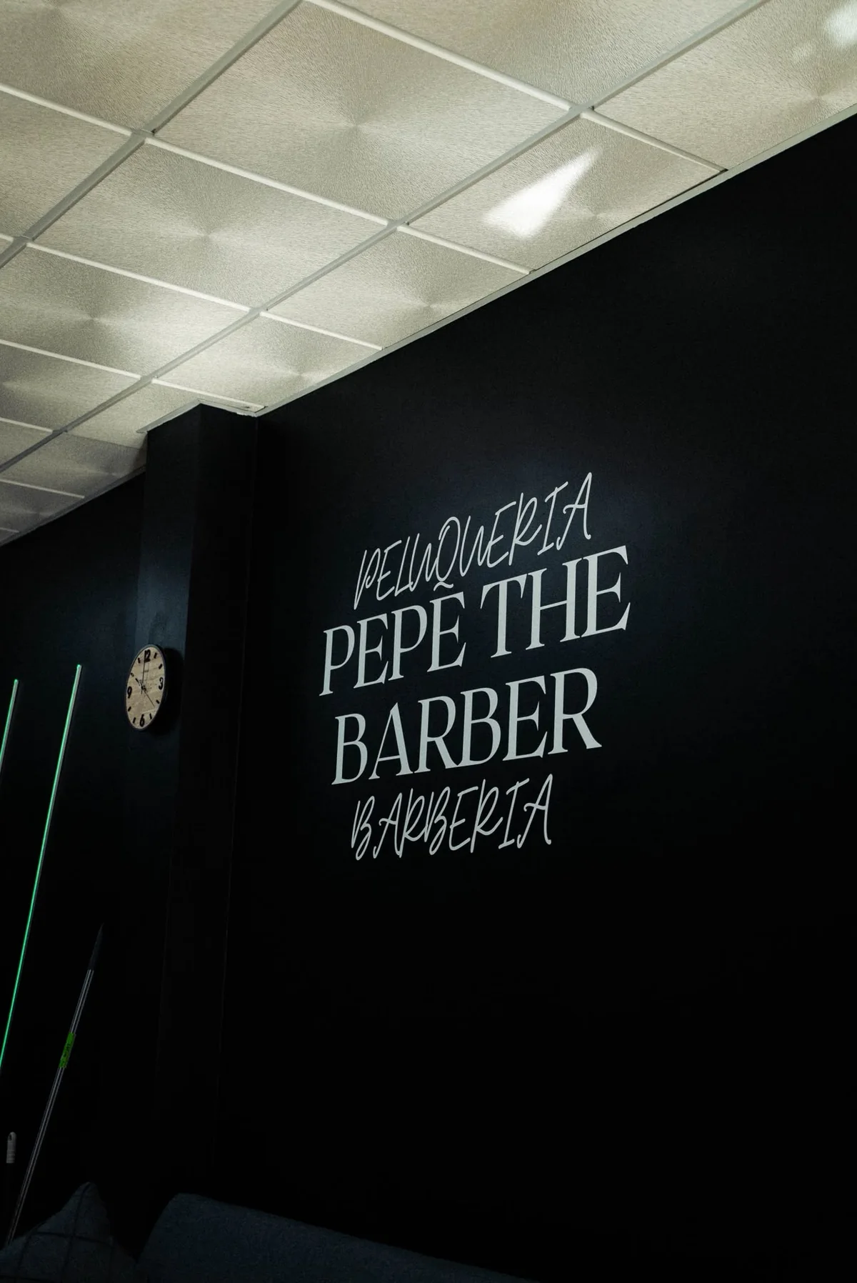 Rótulo de la peluquería y barbería Pepe The Barber en La Carlota, Córdoba